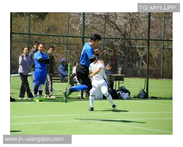 文茨皮尔斯与罗森博格的精彩对决揭示足球战术的魅力与激情
