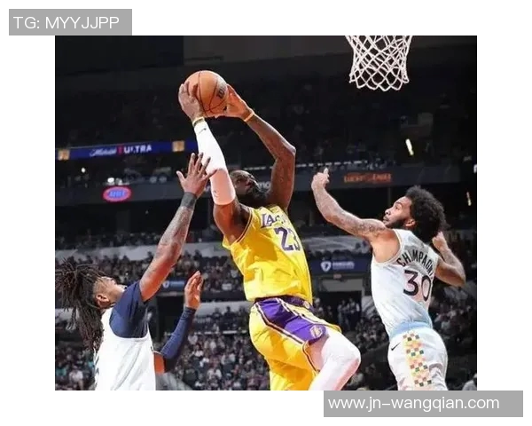 湖人客场挑战热火全力争胜展现球队实力与韧性 湖人客场挑战热火全力争胜展现球队实力与韧性