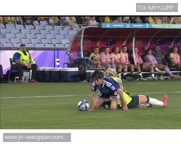 英格兰女足与日本女足激战正酣谁能在国际赛场上笑到最后