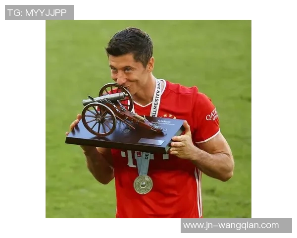 莱万重返老东家引发拜仁球迷愤怒声讨：背叛与忘恩负义的争议之战