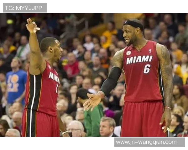 韦德与詹姆斯巅峰对决再现篮球传奇激情碰撞与荣耀追逐 韦德与詹姆斯巅峰对决再现篮球传奇激情碰撞与荣耀追逐